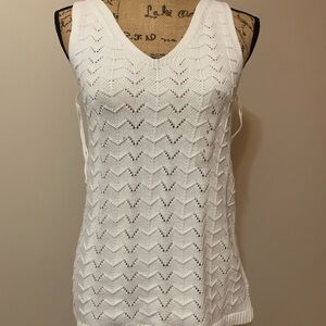 GAP Women's White 100% cotton sleeveless V Neck sweater vest size Small
NWT